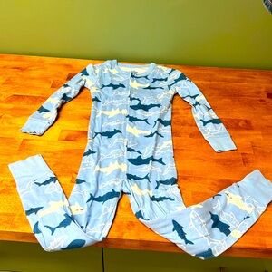 Old Navy toddler boys 5T full zip Shark onesie pajamas, EUC